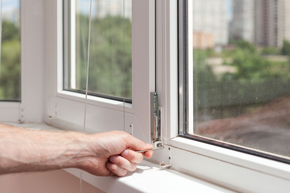 Man fitting new aluminium window